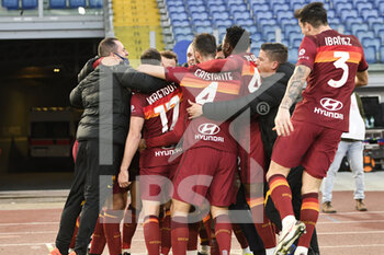 2021-01-23 -  ROME, ITALY - January 23 : Lorenzo Pellegrini (7 ) of AS Roma celebrates with his team mates after scoring a goal during Italian Serie A soccer match between AS Roma and Spezia n at Stadio Olimpico on January 23,2021 in Rome Italy - AS ROMA VS SPEZIA CALCIO - ITALIAN SERIE A - SOCCER
