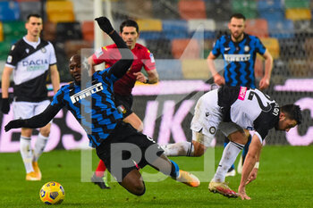 2021-01-23 - Romelo Lukaku of Interi fight for the ball against Tolgay Arslanof Udinese - UDINESE CALCIO VS FC INTERNAZIONALE - ITALIAN SERIE A - SOCCER