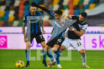2021-01-23 - Lautaro Martinezof Interi fight for the ball against Tolgay Arslanof Udinese - UDINESE CALCIO VS FC INTERNAZIONALE - ITALIAN SERIE A - SOCCER