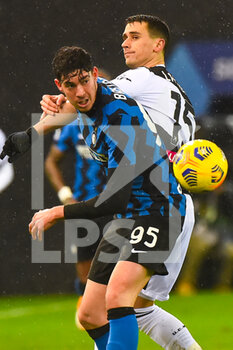 2021-01-23 - Alessandro Bastoni of Interi fight for the ball against Kevin Lasagna of Udinese - UDINESE CALCIO VS FC INTERNAZIONALE - ITALIAN SERIE A - SOCCER