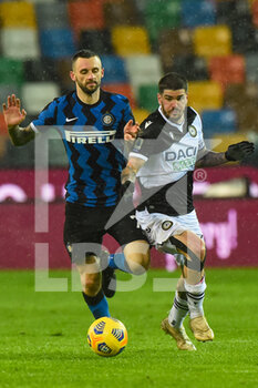 2021-01-23 - Javier Rodrigo De Paul of Udinese fight for the ball against Marcelo Brozovic of Inter - UDINESE CALCIO VS FC INTERNAZIONALE - ITALIAN SERIE A - SOCCER