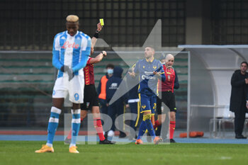 2021-01-24 - Mattia Zaccagni (Hellas Verona) cautioned by the referee of the match Michael Fabbri for removing shirt with birthday of father writings - HELLAS VERONA VS SSC NAPOLI - ITALIAN SERIE A - SOCCER