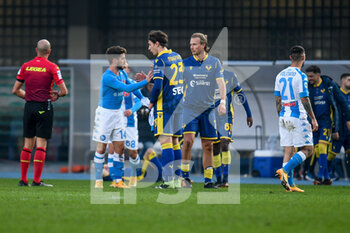 2021-01-24 - Greetings between Giangiacomo Magnani and Antonin Barak (Hellas Verona) with Dries Mertens (Napoli) at the end of the match - HELLAS VERONA VS SSC NAPOLI - ITALIAN SERIE A - SOCCER
