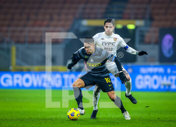 2021-01-30 - Lautaro Martínez of FC Internazionale fights for the ball against Nicolas Viola of Benevento Calcio - FC INTERNAZIONALE VS BENEVENTO CALCIO - ITALIAN SERIE A - SOCCER