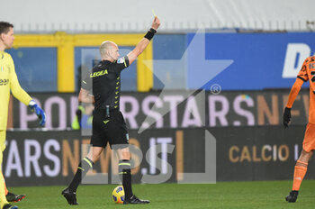 2021-01-30 - The Referee of the match Michael Fabbri, Yellow card forMORTEN THORSBY (Sampdoria) - UC SAMPDORIA VS JUVENTUS FC - ITALIAN SERIE A - SOCCER