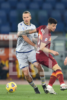 2021-01-31 - ROME, ITALY - January 31 : Nikola Kalinic  (L) of Hellas Verona in action against Roger Ibanez (R) of AS Roma during the Serie A soccer match between AS Roma and Hellas Verona at Stadio Olimpico on January 31,2021 in Rome Italy - AS ROMA VS HELLAS VERONA - ITALIAN SERIE A - SOCCER