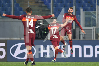 2021-01-31 -  ROME, ITALY - January 31 : Borja Mayoral (21 ) of AS Roma celebrates with his team mates after scoring First goal during Italian Serie A soccer match between AS Roma and Hellas Verona n at Stadio Olimpico on January 31,2021 in Rome Italy - AS ROMA VS HELLAS VERONA - ITALIAN SERIE A - SOCCER