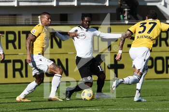 2021-01-31 - Emmanuel Gyasi of Spezia 1906 in action against Walace of Udinese Calcio - SPEZIA CALCIO VS UDINESE CALCIO - ITALIAN SERIE A - SOCCER