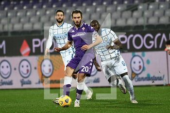 2021-02-05 - German Pezzella of ACF Fiorentina in action against Romelu Lukaku of FC Internazionale  - ACF FIORENTINA VS FC INTERNAZIONALE - ITALIAN SERIE A - SOCCER