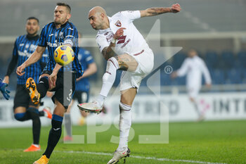 2021-02-06 - Simone Zaza (Torino FC) shooting the ball and rejection by Rafael Toloi (Atalanta) - ATALANTA BC VS TORINO FC - ITALIAN SERIE A - SOCCER