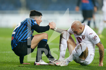 2021-02-06 - Simone Zaza (Torino FC) and Matteo Pessina (Atalanta) fair play - ATALANTA BC VS TORINO FC - ITALIAN SERIE A - SOCCER