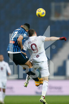 2021-02-06 - Cristian Romero (Atalanta) header over Andrea Belotti (Torino FC) - ATALANTA BC VS TORINO FC - ITALIAN SERIE A - SOCCER