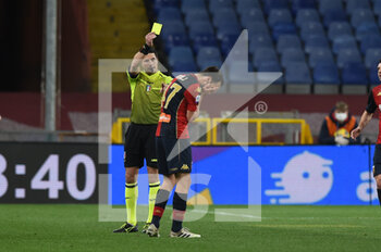 2021-02-06 - The Referee of the match Gianluca Manganiello. Yellow card for Milan Badelj (Genoa) - GENOA CFC VS SSC NAPOLI - ITALIAN SERIE A - SOCCER
