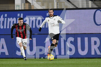 2021-02-13 - Simone Bastoni of AC Spezia in action against Alexis Saelemaekers of AC Milan - SPEZIA CALCIO VS AC MILAN - ITALIAN SERIE A - SOCCER