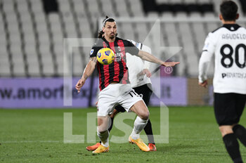 2021-02-13 - Zlatan Ibrahimovic of AC Milan in action with Luca Vignali of AC Spezia  - SPEZIA CALCIO VS AC MILAN - ITALIAN SERIE A - SOCCER
