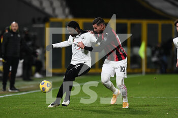 2021-02-13 - Emmanuel Gyasi of AC Spezia in action against Theo Hernandez of AC Milan - SPEZIA CALCIO VS AC MILAN - ITALIAN SERIE A - SOCCER