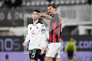 2021-02-13 - Zlatan Ibrahimovic of AC Milan in action against Giulio Maggiore of AC Spezia - SPEZIA CALCIO VS AC MILAN - ITALIAN SERIE A - SOCCER
