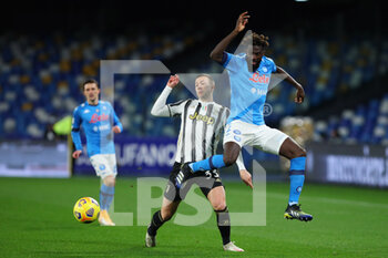 2021-02-13 - Federico Bernardeschi of Juventus (L) vies for the ball with Tiemoue' Bakayoko of Napoli (R) during the Italian championship Serie A football match between SSC Napoli and Juventus FC on February 13, 2021 at Diego Armando Maradona Stadium in Naples, Italy - Photo Federico Proietti / DPPI - SSC NAPOLI AND JUVENTUS FC - ITALIAN SERIE A - SOCCER