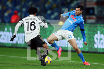 2021-02-13 - Hirving Lozano of Napoli (R) vies for the ball with Juan Cuadrado of Juventus (L) during the Italian championship Serie A football match between SSC Napoli and Juventus FC on February 13, 2021 at Diego Armando Maradona Stadium in Naples, Italy - Photo Federico Proietti / DPPI - SSC NAPOLI AND JUVENTUS FC - ITALIAN SERIE A - SOCCER