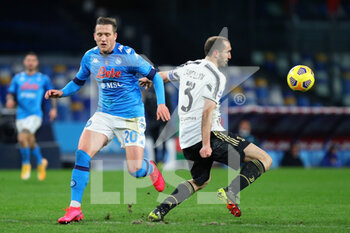 2021-02-13 - Piotr Zielinski of Napoli (L) vies for the ball with Giorgio Chiellini of Juventus (R) during the Italian championship Serie A football match between SSC Napoli and Juventus FC on February 13, 2021 at Diego Armando Maradona Stadium in Naples, Italy - Photo Federico Proietti / DPPI - SSC NAPOLI AND JUVENTUS FC - ITALIAN SERIE A - SOCCER