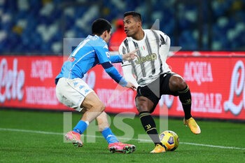 2021-02-13 - Alex Sandro of Juventus (R) vies for the ball with Hirving Lozano of Napoli (L) during the Italian championship Serie A football match between SSC Napoli and Juventus FC on February 13, 2021 at Diego Armando Maradona Stadium in Naples, Italy - Photo Federico Proietti / DPPI - SSC NAPOLI AND JUVENTUS FC - ITALIAN SERIE A - SOCCER