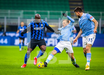 2021-02-14 - Romelu Lukaku of FC Internazionale fights for the ball against Lucas Leiva of SS Lazio - FC INTERNAZIONALE VS SS LAZIO  - ITALIAN SERIE A - SOCCER