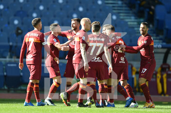 2021-02-14 -  ROME, ITALY - February 14 : Giordan Veretout (17 ) of AS Roma celebrates with his team mates after scoring a goal - AS ROMA VS UDINESE CALCIO - ITALIAN SERIE A - SOCCER
