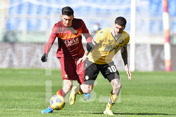2021-02-14 - ROME, ITALY - February 14 : Roger Ibanez (L) of AS Roma in action against Rodrigo De Paul (R) of Udinese  - AS ROMA VS UDINESE CALCIO - ITALIAN SERIE A - SOCCER
