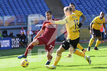 2021-02-14 - ROME, ITALY - February 14 : Henrikh Mikitarian (L) of AS Roma in action against Jens Stryger larsen (R) of Udinese  - AS ROMA VS UDINESE CALCIO - ITALIAN SERIE A - SOCCER