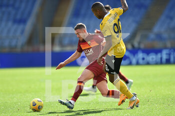 2021-02-14 - ROME, ITALY - February 14 : Jordan Veretout (L) of AS Roma in action against  (R) of Udinese  - AS ROMA VS UDINESE CALCIO - ITALIAN SERIE A - SOCCER