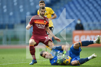 2021-02-14 - ROME, ITALY - February 14 : Henrikh Mikitarian (L) of AS Roma in action against Goalkeeper Juan Musso  (R) of Udinese  - AS ROMA VS UDINESE CALCIO - ITALIAN SERIE A - SOCCER