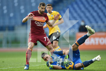 2021-02-14 - ROME, ITALY - February 14 : Henrikh Mikitarian (L) of AS Roma in action against Goalkeeper Juan Musso  (R) of Udinese  - AS ROMA VS UDINESE CALCIO - ITALIAN SERIE A - SOCCER