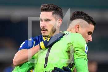 2021-02-15 - Mert Cetin (Hellas Verona) consoles Marco Silvestri (Hellas Verona) after the goal of Parma Calcio - HELLAS VERONA VS PARMA CALCIO - ITALIAN SERIE A - SOCCER