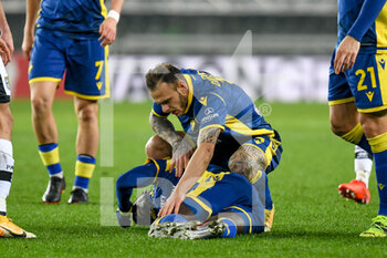 2021-02-15 - Ebrima Colley (Hellas Verona) injuried on the knee helped by Federico Dimarco (Hellas Verona) - HELLAS VERONA VS PARMA CALCIO - ITALIAN SERIE A - SOCCER
