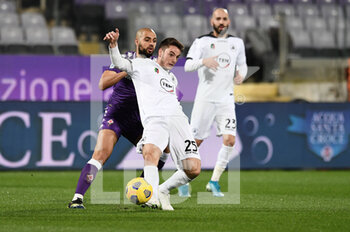 2021-02-19 - Giulio Maggiore of AC Spezia in action against Sofyan Amrabat of ACF Fiorentina  - ACF FIORENTINA VS SPEZIA CALCIO - ITALIAN SERIE A - SOCCER