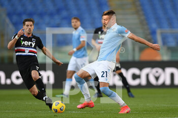 2021-02-20 - Serjei Milinkovic (R) of SS Lazio in action against Adrien Silva (L) of Sampdoria - SS LAZIO VS UC SAMPDORIA - ITALIAN SERIE A - SOCCER