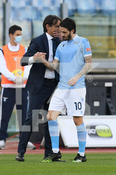 2021-02-20 - Luis Alberto (10) of SS Lazio celebrates at coach Simone Inzaghi after scores a goal - SS LAZIO VS UC SAMPDORIA - ITALIAN SERIE A - SOCCER