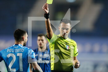 2021-02-21 - The referee Marco Di Bello shows a yellow card to Di Lorenzo (not in the picture) - ATALANTA BC VS SSC NAPOLI - ITALIAN SERIE A - SOCCER