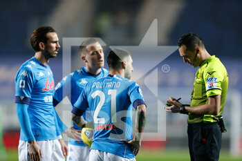 2021-02-21 - Matteo Politano (SSC Napoli) and Fabian Ruiz (SSC Napoli) protest with the referee Marco Di Bello for showing a yellow card to Di Lorenzo (not in the picture) - ATALANTA BC VS SSC NAPOLI - ITALIAN SERIE A - SOCCER