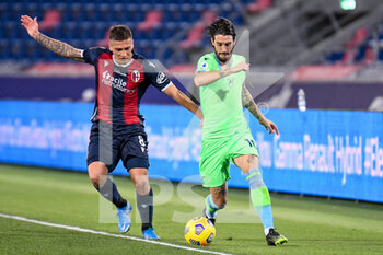2021-02-27 - Nicolas Domínguez (Bologna) in action against Luis Alberto Romero Alconchel (Lazio) - BOLOGNA FC VS SS LAZIO - ITALIAN SERIE A - SOCCER