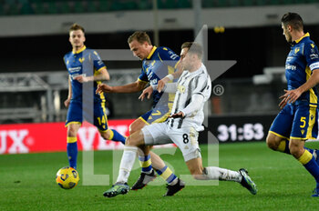 2021-02-27 - Aaron Ramsey (Juventus FC) e Antonin Barak (Hellas Verona FC) in azione - HELLAS VERONA VS JUVENTUS - ITALIAN SERIE A - SOCCER
