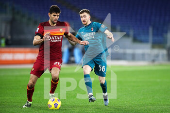 2021-02-28 - Federico Fazio of Roma (L) vies for the ball with Alexis Saelemaekers of Milan (R) during the Italian championship Serie A football match between AS Roma and AC Milan on February 28, 2021 at Stadio Olimpico in Rome, Italy - Photo Federico Proietti / DPPI - AS ROMA AND AC MILAN - ITALIAN SERIE A - SOCCER