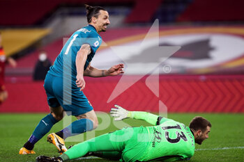 2021-02-28 - Zlatan Ibrahimovic of Milan and Pau Lopez of Roma in action during the Italian championship Serie A football match between AS Roma and AC Milan on February 28, 2021 at Stadio Olimpico in Rome, Italy - Photo Federico Proietti / DPPI - AS ROMA AND AC MILAN - ITALIAN SERIE A - SOCCER