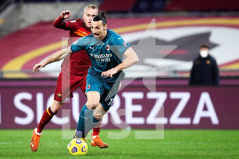 2021-02-28 - Zlatan Ibrahimovic (R) of Milan and Rick Karsdorp of Roma in action during the Italian championship Serie A football match between AS Roma and AC Milan on February 28, 2021 at Stadio Olimpico in Rome, Italy - Photo Federico Proietti / DPPI - AS ROMA AND AC MILAN - ITALIAN SERIE A - SOCCER