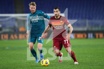 2021-02-28 - Simon Kjaer of Milan (L) vies for the ball with Henrikh Mkhitaryan of Roma (R) during the Italian championship Serie A football match between AS Roma and AC Milan on February 28, 2021 at Stadio Olimpico in Rome, Italy - Photo Federico Proietti / DPPI - AS ROMA AND AC MILAN - ITALIAN SERIE A - SOCCER