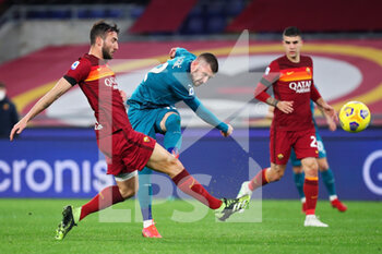 2021-02-28 - Ante Rebic of Milan (R) kicks the ball under pressure from Bryan Cristante of Roma (L) during the Italian championship Serie A football match between AS Roma and AC Milan on February 28, 2021 at Stadio Olimpico in Rome, Italy - Photo Federico Proietti / DPPI - AS ROMA AND AC MILAN - ITALIAN SERIE A - SOCCER