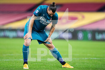 2021-02-28 - Zlatan Ibrahimovic of Milan stretches his left leg following a thigh muscle strain during the Italian championship Serie A football match between AS Roma and AC Milan on February 28, 2021 at Stadio Olimpico in Rome, Italy - Photo Federico Proietti / DPPI - AS ROMA AND AC MILAN - ITALIAN SERIE A - SOCCER