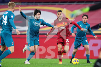 2021-02-28 - Leonardo Spinazzola of Roma (2R) vies for the ball with Sandro Tonali (2L) and Davide Calabria (R) of Milan during the Italian championship Serie A football match between AS Roma and AC Milan on February 28, 2021 at Stadio Olimpico in Rome, Italy - Photo Federico Proietti / DPPI - AS ROMA AND AC MILAN - ITALIAN SERIE A - SOCCER