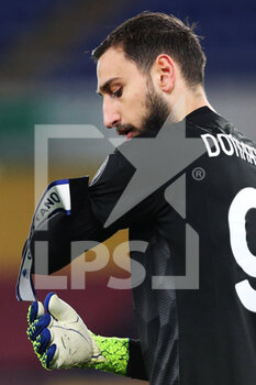 2021-02-28 - Gianluigi Donnarumma of Milan adjusts his captain's band during the Italian championship Serie A football match between AS Roma and AC Milan on February 28, 2021 at Stadio Olimpico in Rome, Italy - Photo Federico Proietti / DPPI - AS ROMA AND AC MILAN - ITALIAN SERIE A - SOCCER