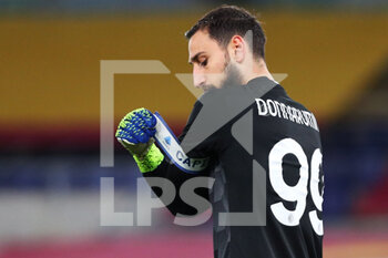 2021-02-28 - Gianluigi Donnarumma of Milan adjusts his captain's band during the Italian championship Serie A football match between AS Roma and AC Milan on February 28, 2021 at Stadio Olimpico in Rome, Italy - Photo Federico Proietti / DPPI - AS ROMA AND AC MILAN - ITALIAN SERIE A - SOCCER